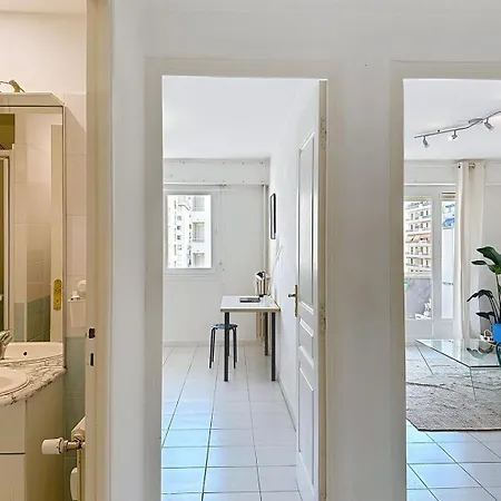 3p Terrace, With Air Conditioning And Center Within Walking Distance Antibes