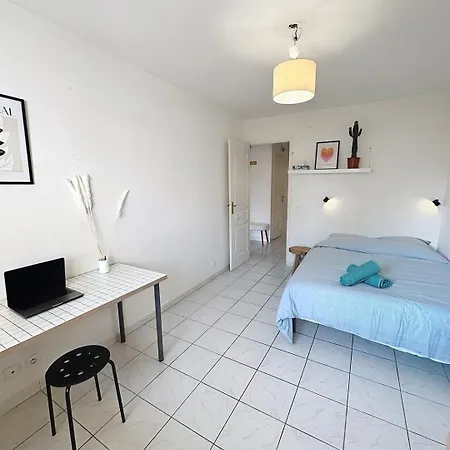 3p Terrace, With Air Conditioning And Center Within Walking Distance * Antibes